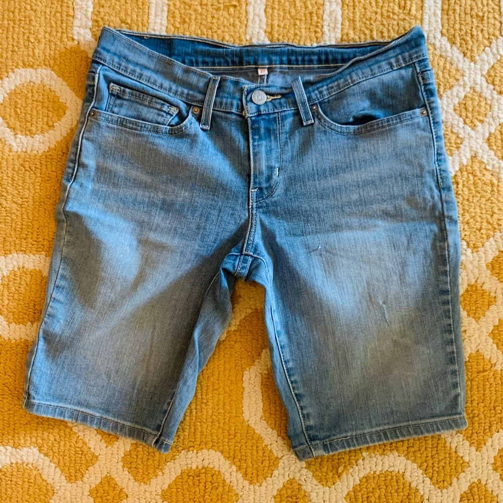 Woman’s Size 27 Levi’s Capris